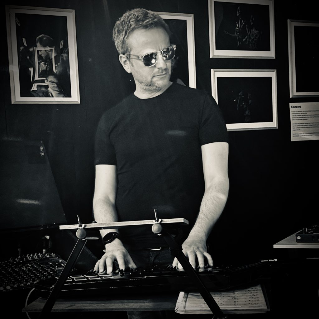 Palm Dje, membre de Kiss La Joue, au clavier