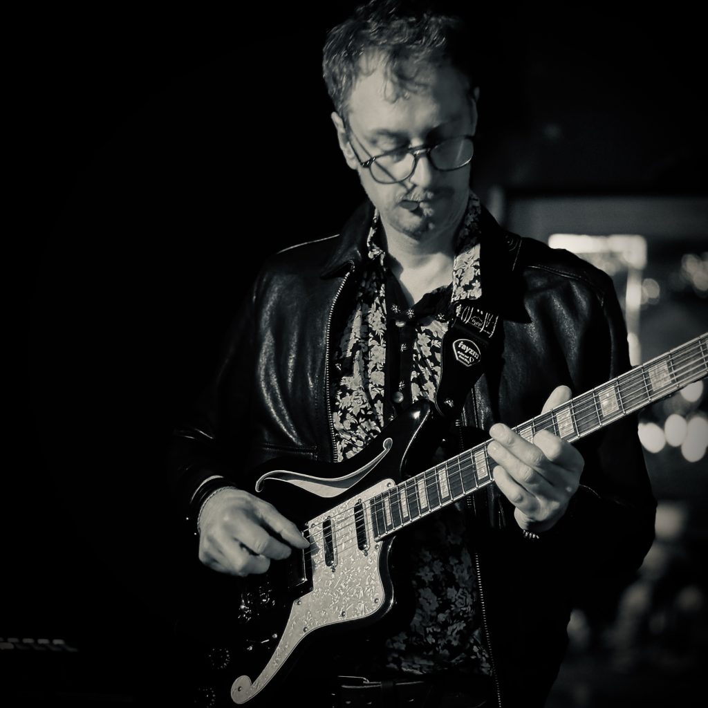 Hibou Chevelu, bassiste et guitariste du groupe Kiss La Joue