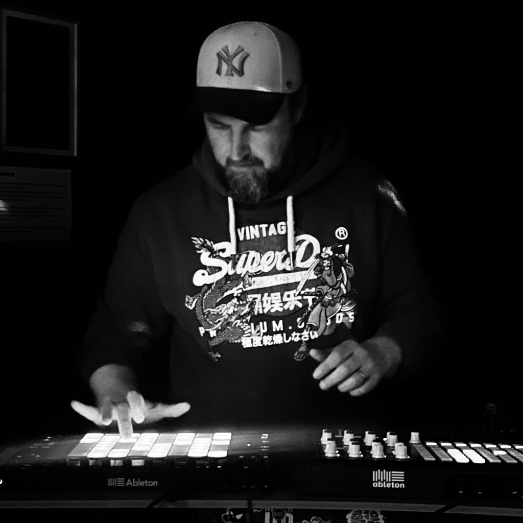 ScapeTone joue live